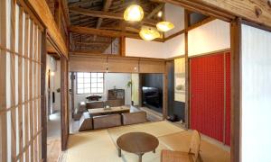 南城ロフトが付いた沖縄古民家で寛ぎの時間を 懐かしくて新しい 海野24的客厅配有沙发和桌子