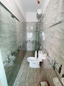 宁平Tam Coc Guest House & Hostel的一间带卫生间和淋浴的浴室