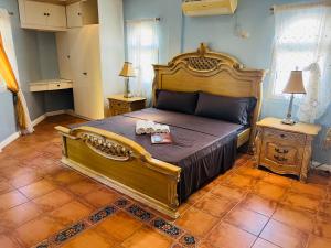 隆卡比鲁日落潜水海滩度假村的一间卧室,卧室内配有一张大床