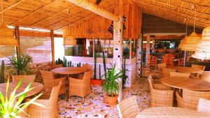 古邦哈斯恩达酒店的餐厅设有柳条桌椅