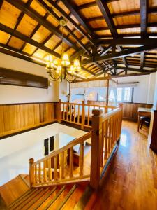仁爱乡見晴花園山莊Sunshine Villa的大型客房设有木制天花板和吊灯。