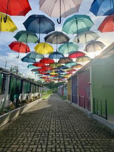 邦劳SUNSHINE STAY PANGLAO的挂在街上的一束伞