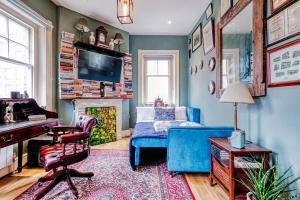 伦敦Sunny Corner Apartment in Center of London的一间卧室配有蓝色的床和壁炉
