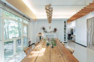 三义Reindeer Miaoli Green Wave的一间大型用餐室,配有木桌和椅子