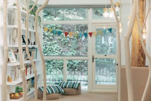 三义Reindeer Miaoli Green Wave的书架和窗户的房间