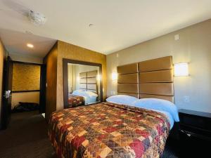 皇后区Hotel Key的配有一张大床和镜子的酒店客房