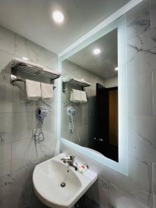 皇后区Hotel Key的一间带水槽和镜子的浴室