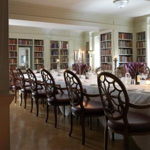 伦敦布卢姆茨伯里酒店的长长的用餐室配有长桌子和椅子