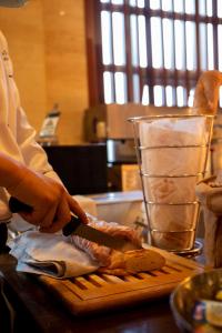 青岛青岛世园假日酒店的用刀在切肉板上切割肉的人