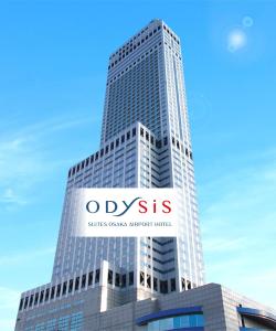 泉佐野Odysis Suites Osaka Airport Hotel的一座高大的建筑,上面有标志