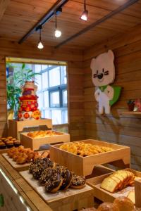 青岛青岛世园假日酒店的面包店,里面装有许多不同类型的糕点盒