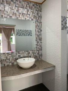 邦劳SUNSHINE STAY PANGLAO的浴室设有白色水槽和镜子