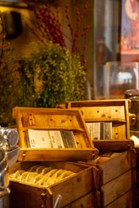 青岛青岛世园假日酒店的桌子上摆着两盒木头食物