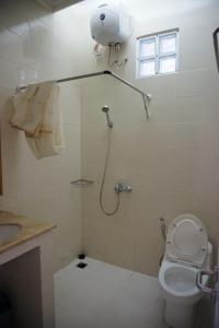 茂物Griya Kayana Inn and Villas的带淋浴和卫生间的浴室