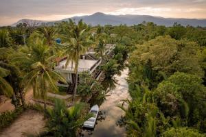 贡布Ganesha Kampot Resort的河中房屋的空中景观