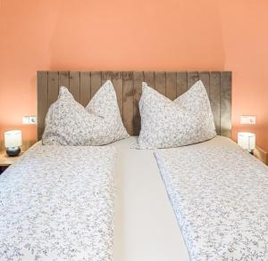 哈尔施塔特Hallstatt Lakeside Top 2 - Zimmer mit Gartenzugang的一间卧室配有两张带白色床单和枕头的床。