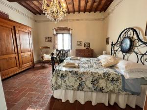 圣焦万尼瓦尔达尔诺Il Nido di Margherita的一间卧室配有一张床和一个吊灯