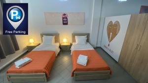 帕特雷Patras Romeο House的两张带橙色床单的床