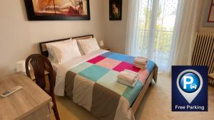 帕特雷Patras White Castle的一间卧室配有一张带彩色毯子的床