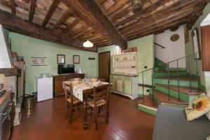 比萨Il Mirtillo的一间厨房,内设桌子和楼梯