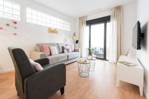 马德里Apartamento con jardin privado y portero (A)的客厅配有沙发和桌子