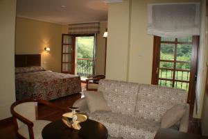 索托德卢伊尼亚鲁伊纳斯山谷酒店的酒店客房设有一张沙发和一张床
