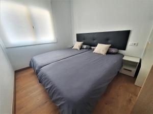 普拉加德阿罗Apartamento nuevo a 5 Minutos de la Playa的一间卧室,卧室内配有一张大床