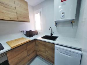 普拉加德阿罗Apartamento nuevo a 5 Minutos de la Playa的厨房配有水槽和台面