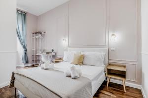 罗马梵蒂冈城旅馆的白色卧室配有白色大床和白色枕头