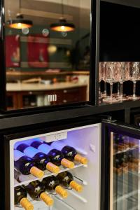 埃拉特Villa Balfour的冰箱上放有瓶装葡萄酒