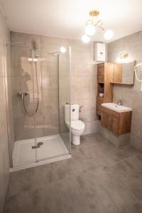 文戈热沃Zatoka Kal的带淋浴、卫生间和盥洗盆的浴室