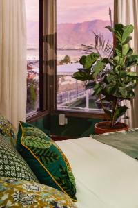 埃拉特Villa Balfour的一间卧室设有一张床和一个美景窗户。