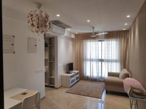 孟买Maxxvalue Apartment Hiranandani Powai的带沙发、电视和桌子的客厅