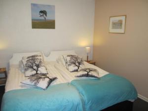 锡姆里斯港艾锡姆里斯港旅游农场酒店的一间卧室配有一张带两个枕头的床