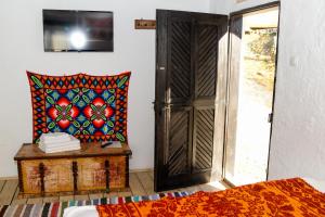 Albeștii de MuscelSatu Muscelean的客房设有床、枕头和桌子