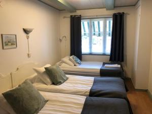 锡姆里斯港艾锡姆里斯港旅游农场酒店的带窗户的客房内的两张床