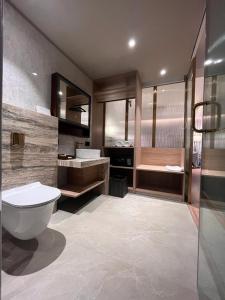 门格洛尔彭亚国际酒店的浴室配有卫生间、盥洗盆和浴缸。