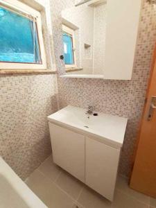 圣内德尔贾Apartmani Diego的浴室设有白色水槽和镜子