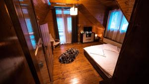 布拉索夫Pinewood Cabin的木屋内的卧室配有一张床