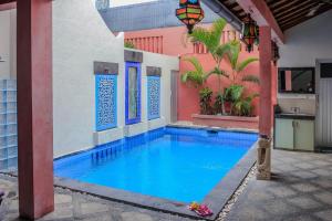 库塔5 Bedroom Holiday Villa - Kuta Regency B8的一座房子庭院中的游泳池