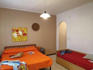锡尔维玛丽娜MACRINUM Green Marine的一间卧室配有两张带橙色床单的床