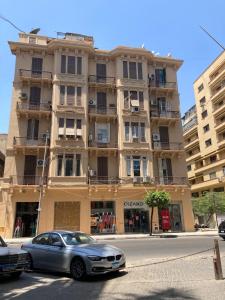 开罗柏林酒店 的停在大楼前的汽车