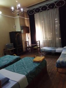 开罗柏林酒店 的一间卧室配有两张床和一张桌子及椅子