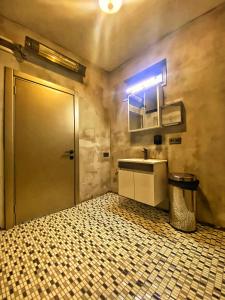 伊斯坦布尔Nomad Hostel Karaköy的一间带水槽、镜子和门的浴室