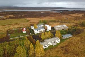 EiðarEiðar - Hostel的田野房屋的空中景观