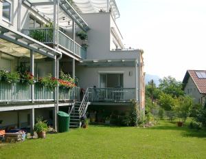 博登斯多夫Ferienwohnung Kern的公寓大楼设有阳台和庭院。