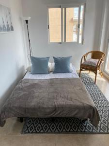 贝利雷瓜尔德Montgo 2 Bellreguard的一间卧室配有一张带蓝色枕头的大床