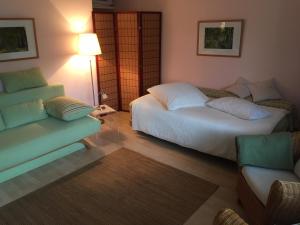杜塞尔多夫乌特巴赫客用公寓的酒店客房,设有两张床和一张沙发