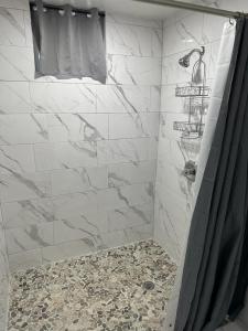 克里斯琴斯特德New! Bluestone Getaway in Christiansted USVI !的浴室设有白色瓷砖淋浴。