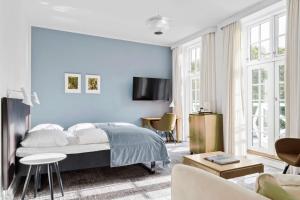 锡尔克堡Gl Skovridergaard的一间卧室设有一张床和蓝色的墙壁